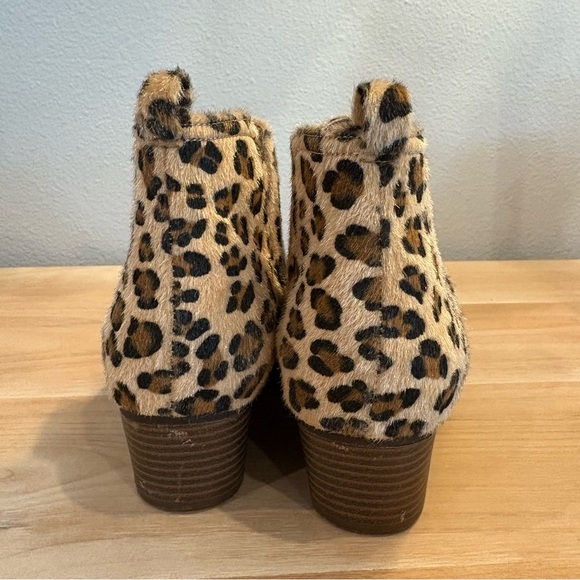 Women's 5.5 Faux Fur Leopard Cheetah Ankle Bootie Animal Print Almond Toe Boots - Picture 2 of 8